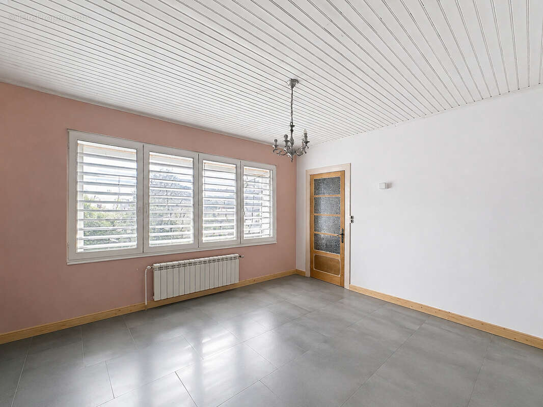 Maison à QUIEVRECHAIN