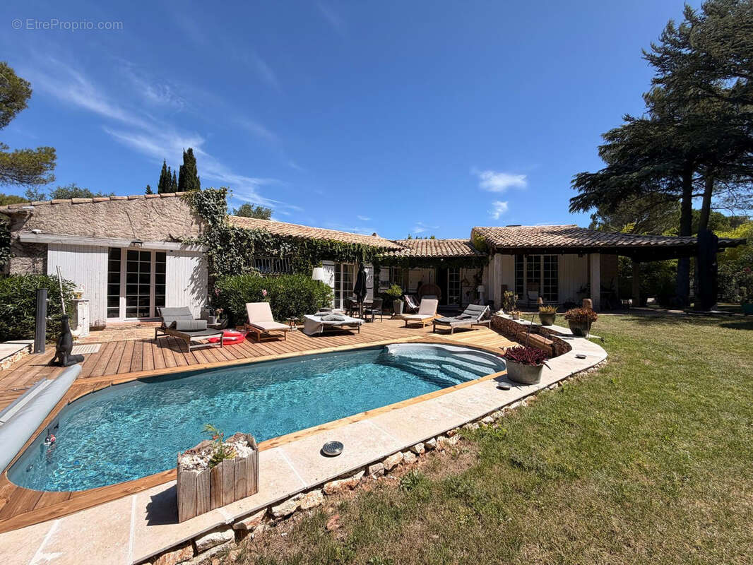 NIMES CAMPLANIER Superbe maison de plain pied,7 pièces de 250 m2 avec dépendance, jardin et piscine - photo 3