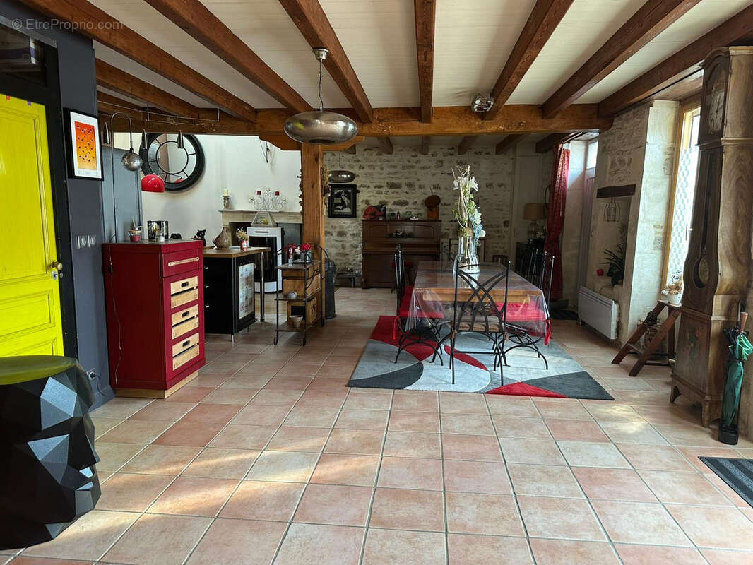 Loft en pierre du XVIIIe siècle Aucun travaux à prévoir   À 10 min de Saint-Jean-d’Angély - photo 2
