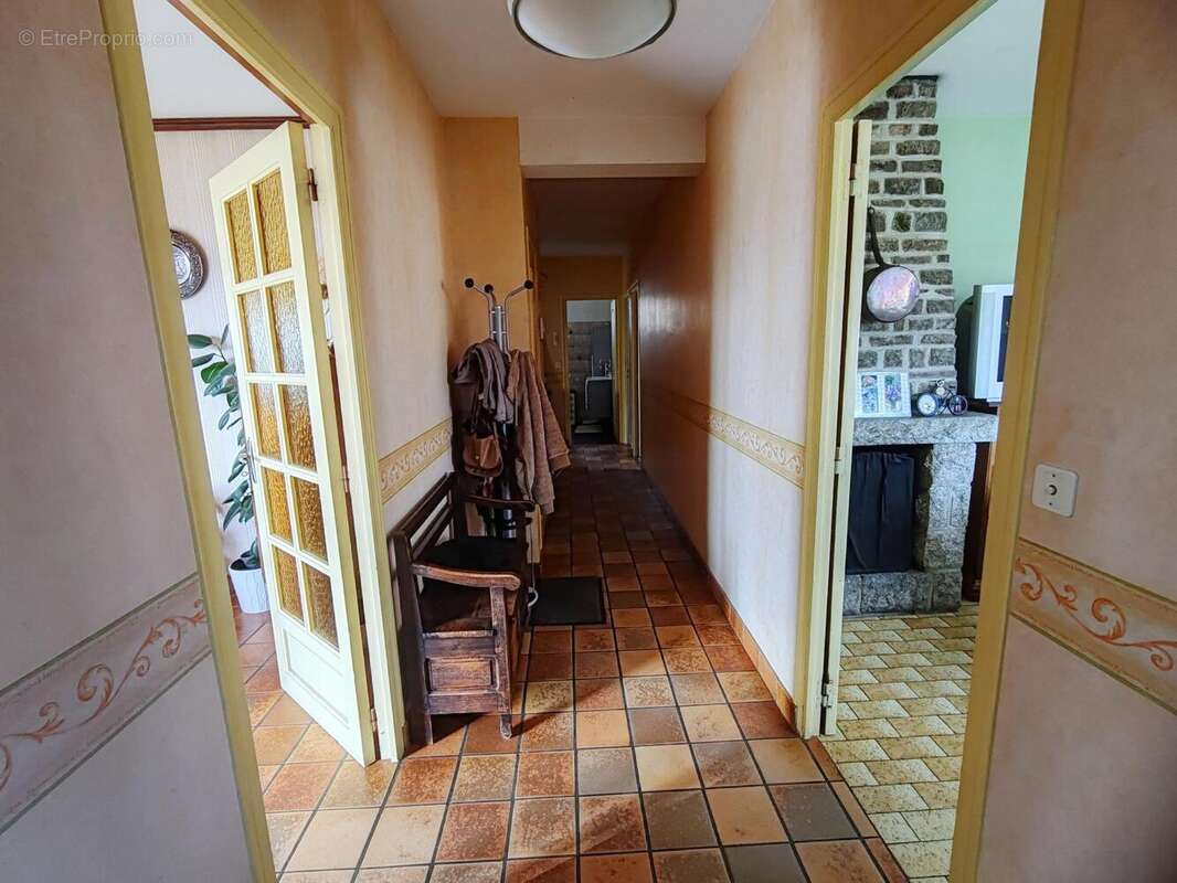 Maison 202 m² à Savigny-Le-Vieux  - photo 7