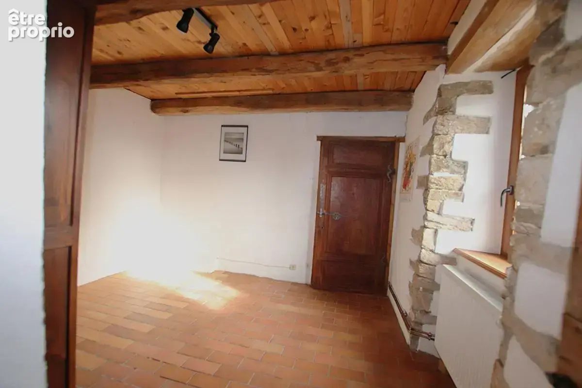 Ensemble immobilier avec gîte et potentiel second gîte - Maison T7 de 211 m² sur terrain arboré - photo 7