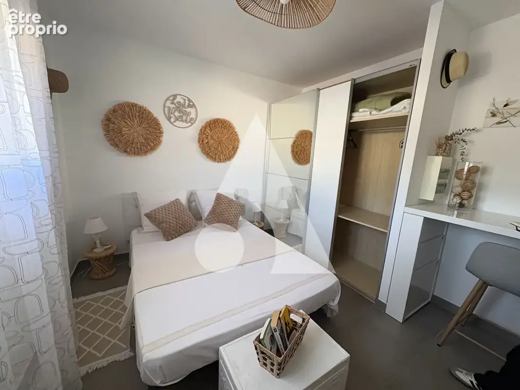 Maison récente de plain-pied avec gîte, sans vis-à-vis, terrain arboré de 1 033 m² et voie verte à proximité : un bien rare à Sa - photo 3