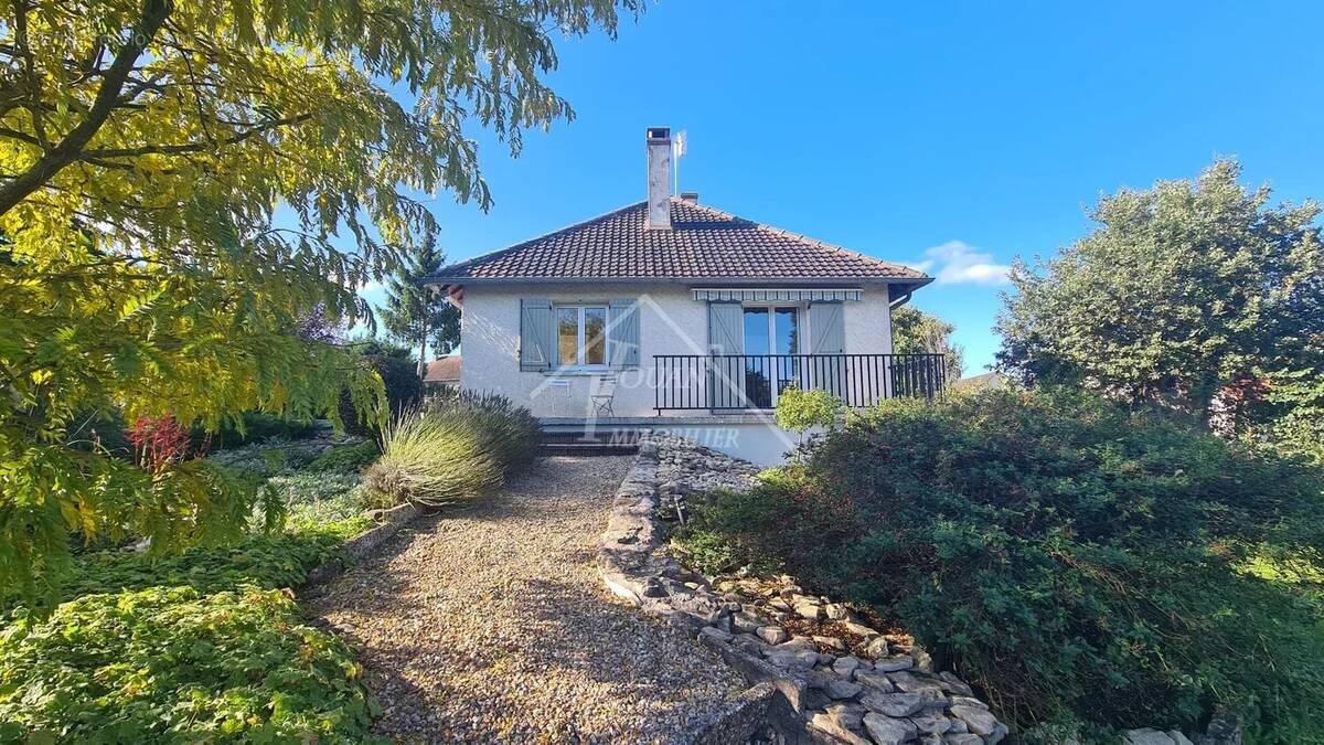 Maison à AINAY-LE-CHATEAU