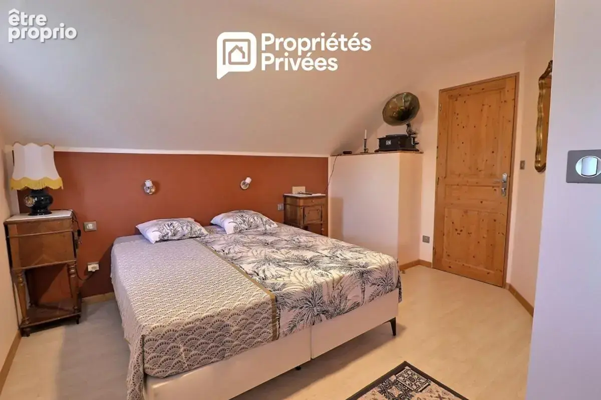 Propriété -7 pièces avec studio, piscine et local professionnel - photo 17