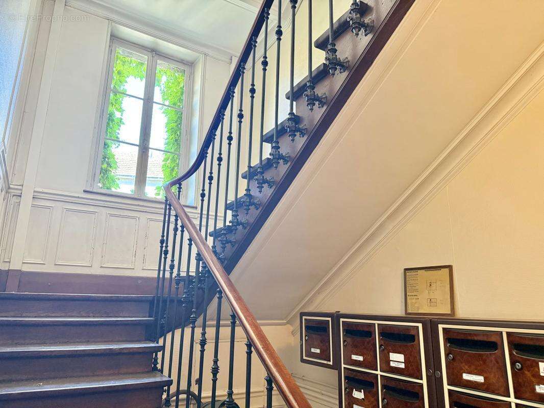 Appartement ancien T 4 - 89 m²- centre-ville - 2 chambres- Balcons, Cave - photo 26