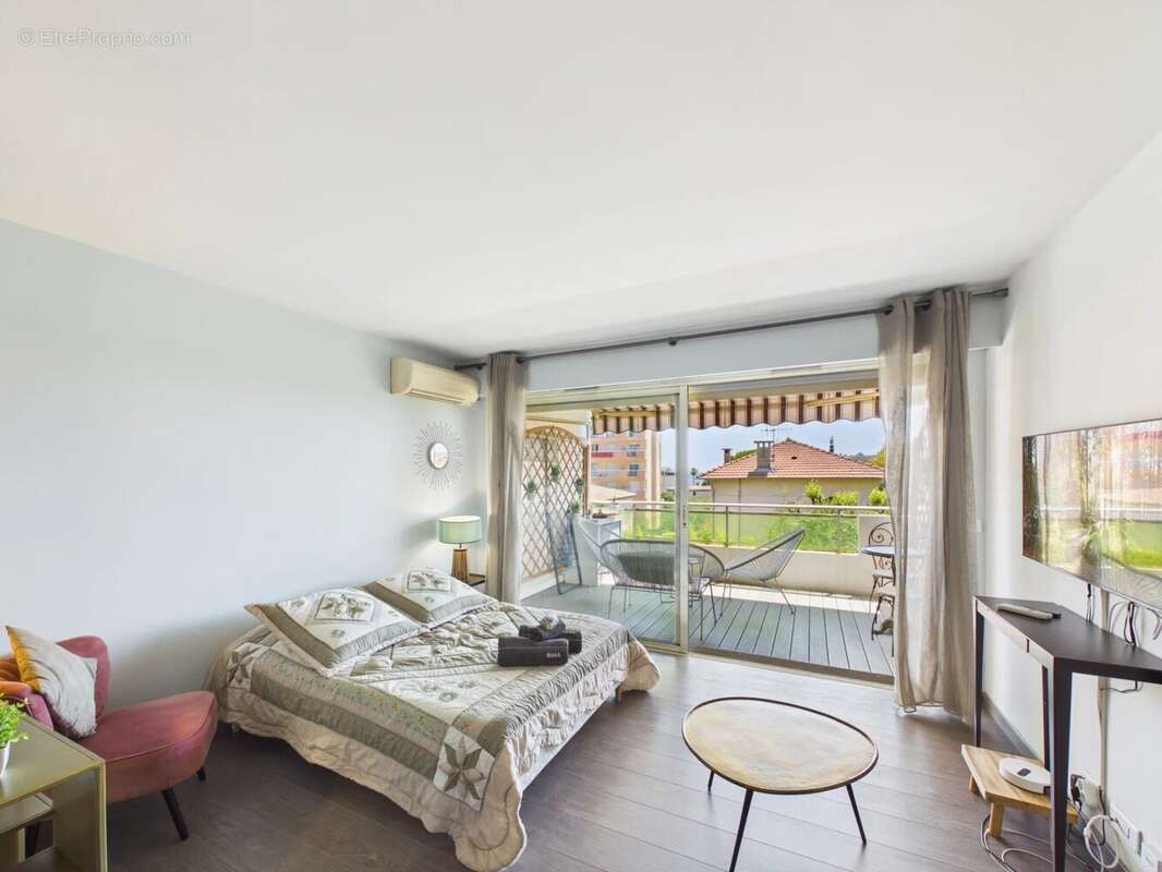 Juan-les-pins bijou plage – studio rénové de 32 m² avec terrasse, parking et cave - photo 5