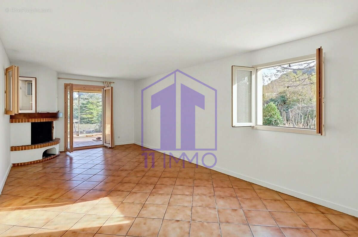 Séjour 2 repeint - Maison à THEZAN-DES-CORBIERES
