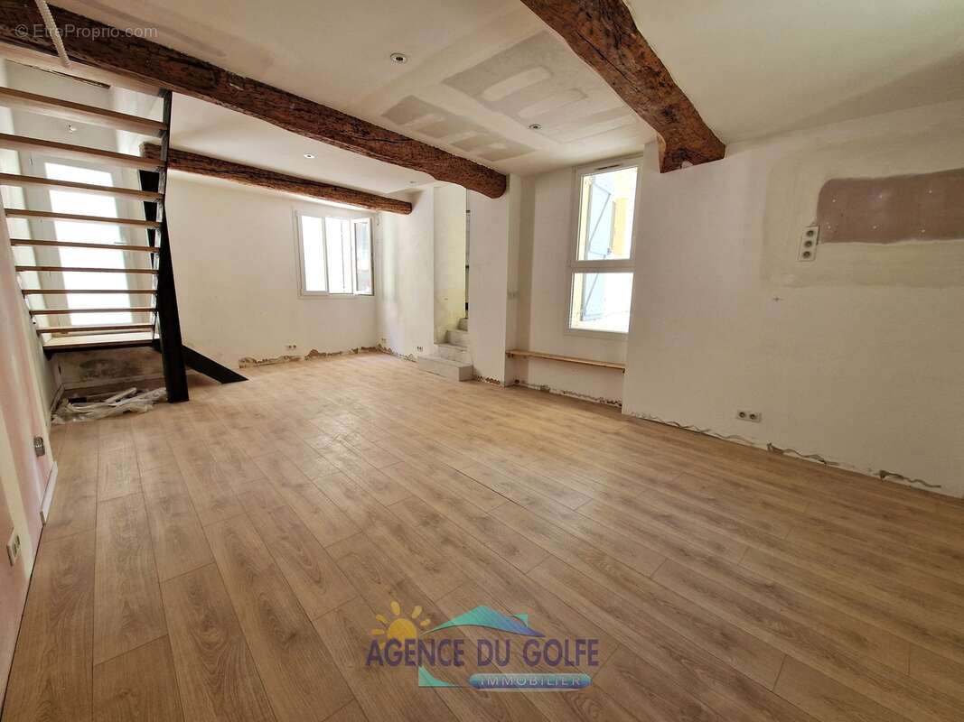 Maison à CEYRESTE