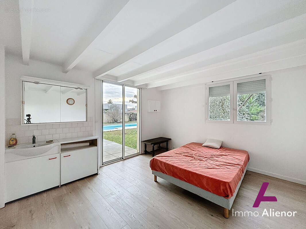 Maison 220 m² à Merignac  - photo 8