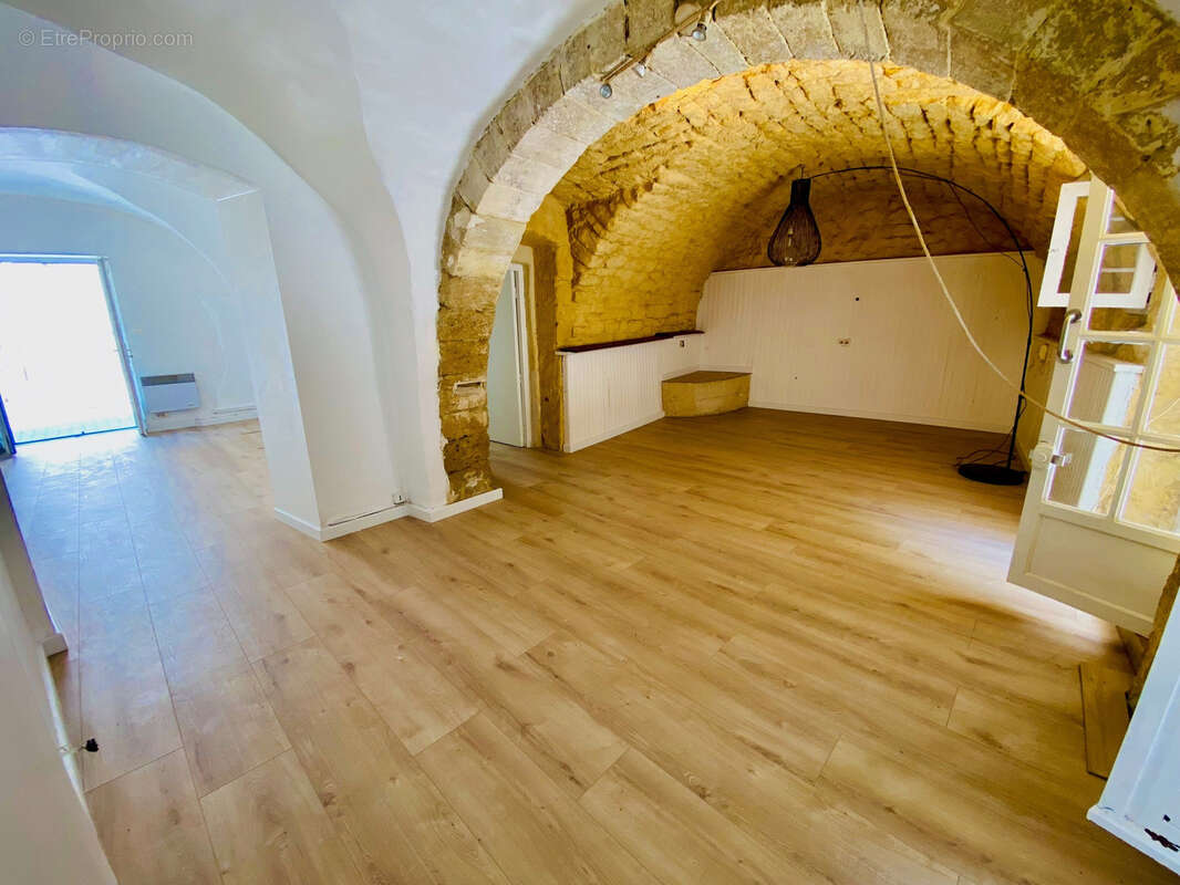 Villeneuve les Maguelone - Maison de village T3 de 65m2 plain-pied avec une cour de 20m2 une dependance, une c - photo 5