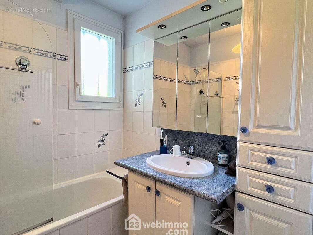 ... et d'une salle de bain.