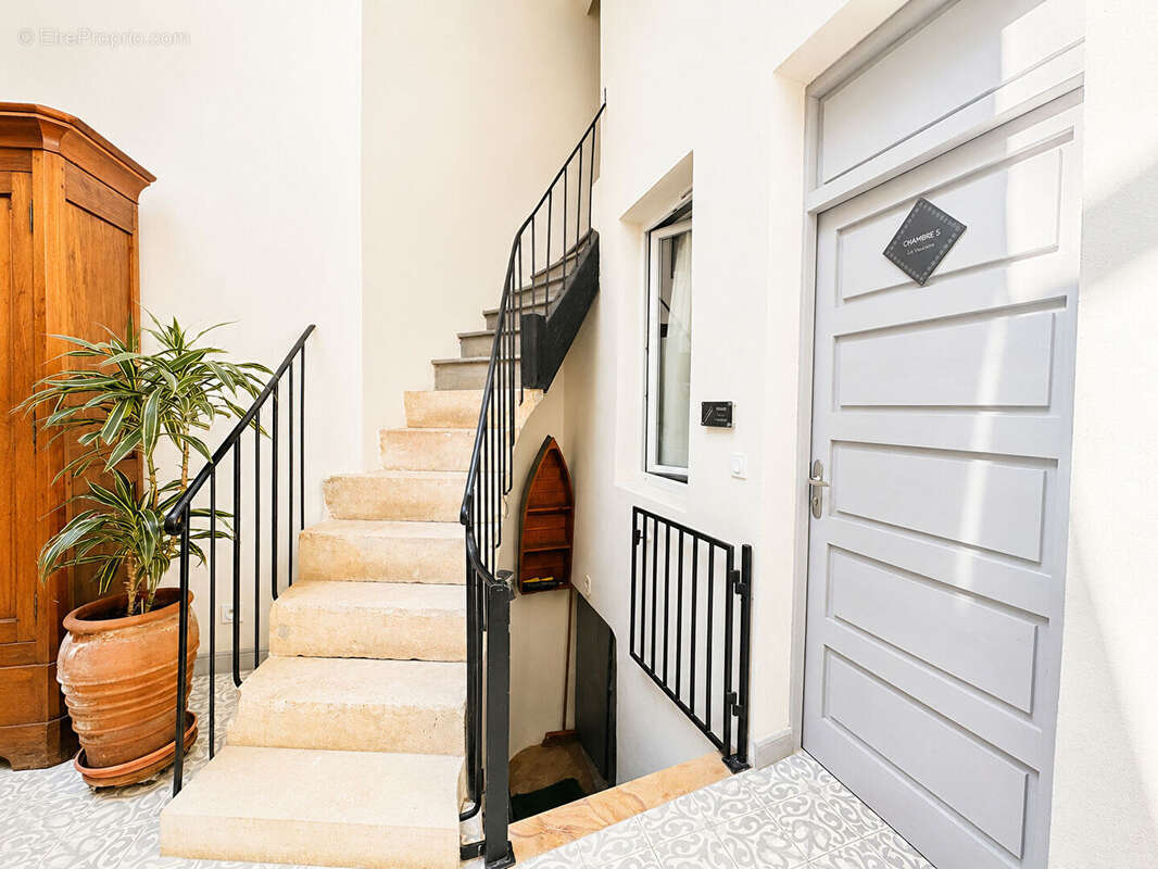 Grande Maison de ville avec 5 suites parentales : pièce de vie de 57 m7 : Cave voutée - photo 5