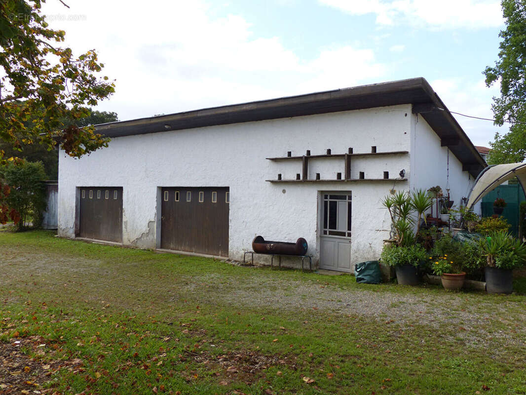 Ensemble immobilier de 2 maisons et garage sur 900 m², POUILLON centre bourg - photo 4