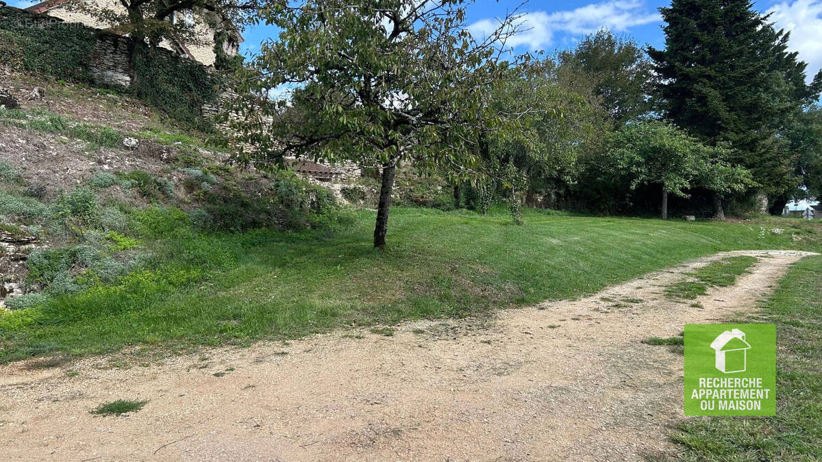 Terrain à SICCIEU-SAINT-JULIEN-ET-CARISIEU