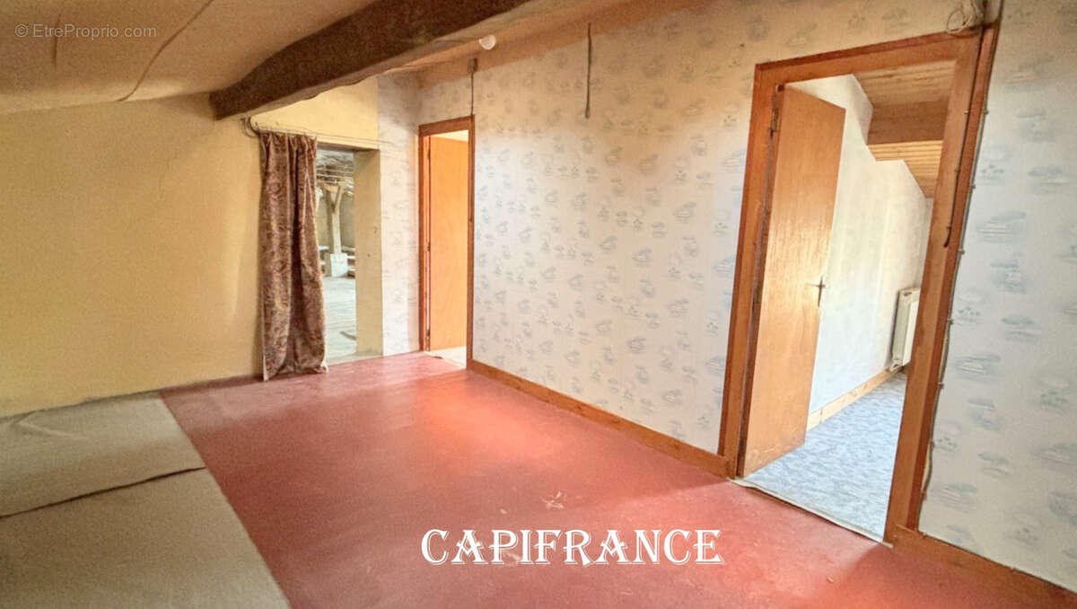 Maison charentaise en pierre à rénover - 9 pièces - 190 m² habitables - 5 chambres - Dépendances & Grenier Réhabilitable - MORAG - photo 10