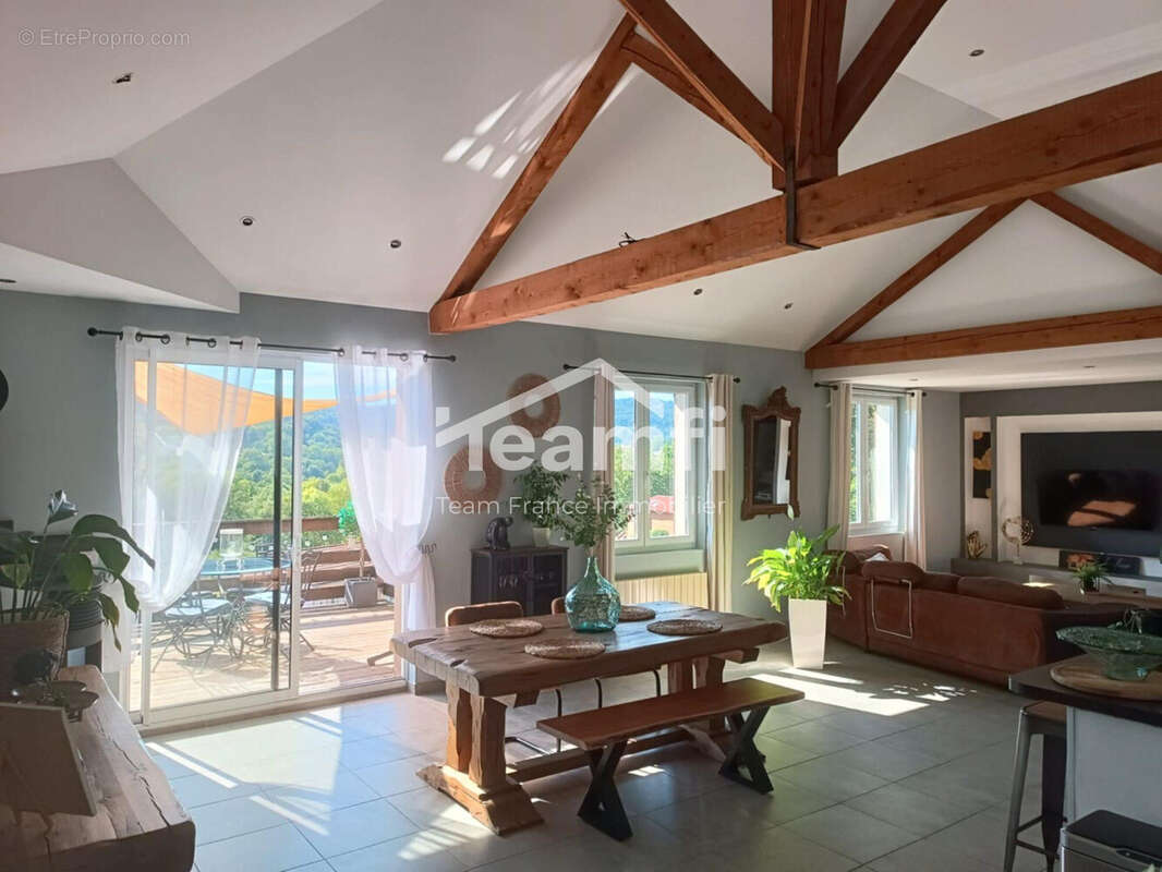 Coin Salle à Manger Appartement Etage - Maison à SAINT-JUST-EN-CHEVALET