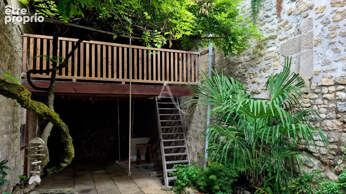 À DÉCOUVRIR - Une maison de ville pleine de charme avec jardin arboré ! - photo 2