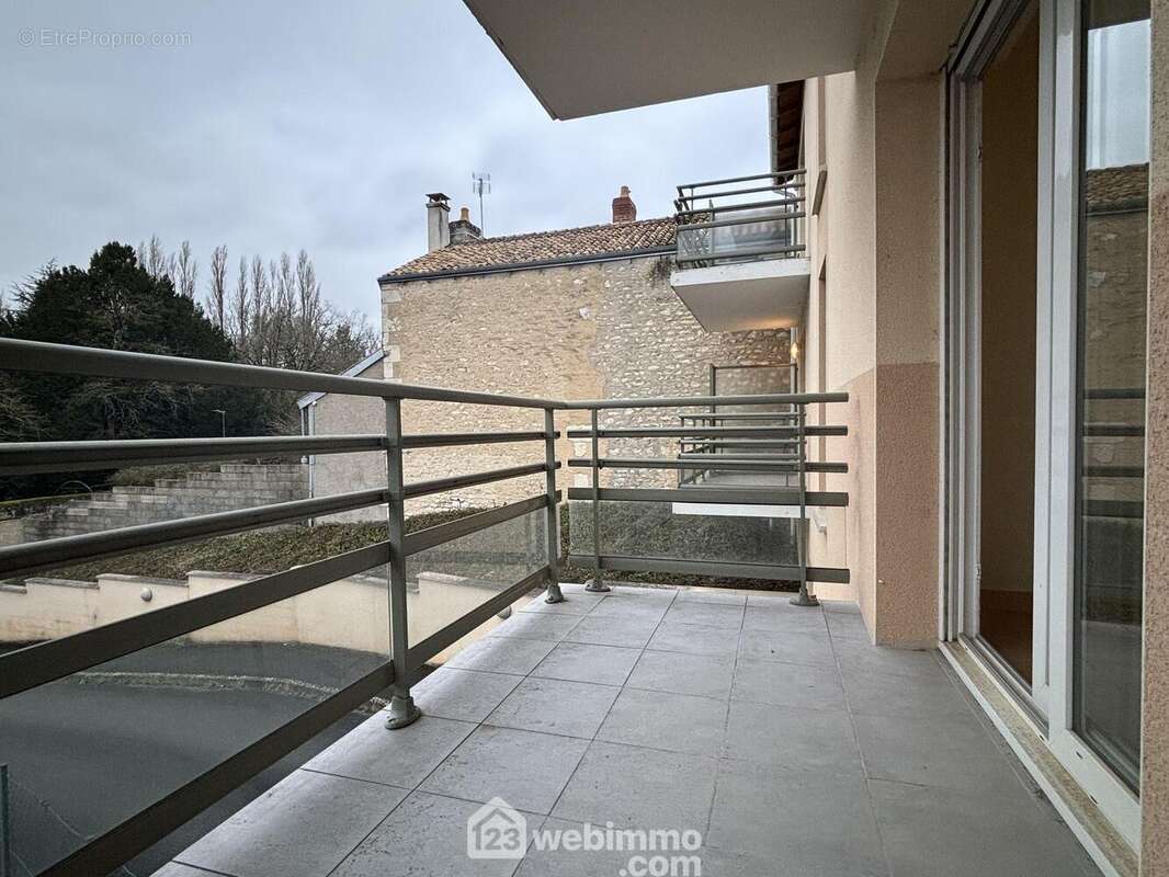 Dans une résidence de 2008, au calme, dans le bourg, - Appartement à CHASSENEUIL-DU-POITOU