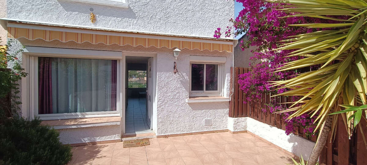 ** ** Proche Du Port ** Maison 4 pièces avec 3 Chambres ** Terrasse 77m² ** (83430) SAINT -MANDRIER SUR MER** - photo 2