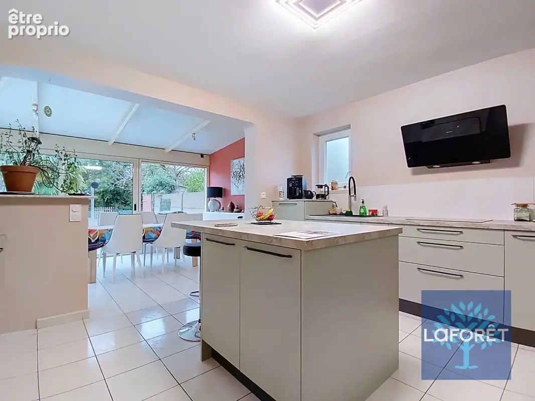 CHANTONNAY CENTRE-VILLE  maison 6 pièces 163m² habitable - photo 4