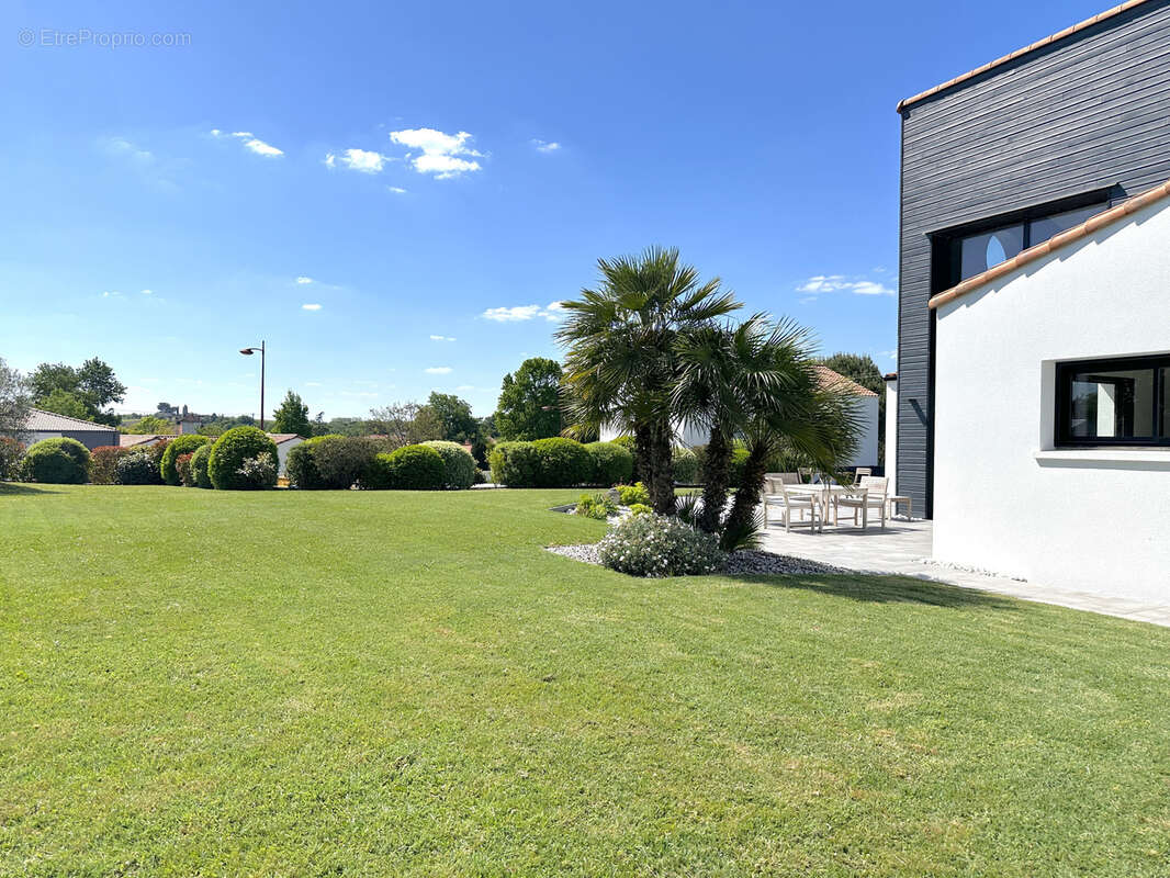 Maison à MONNIERES