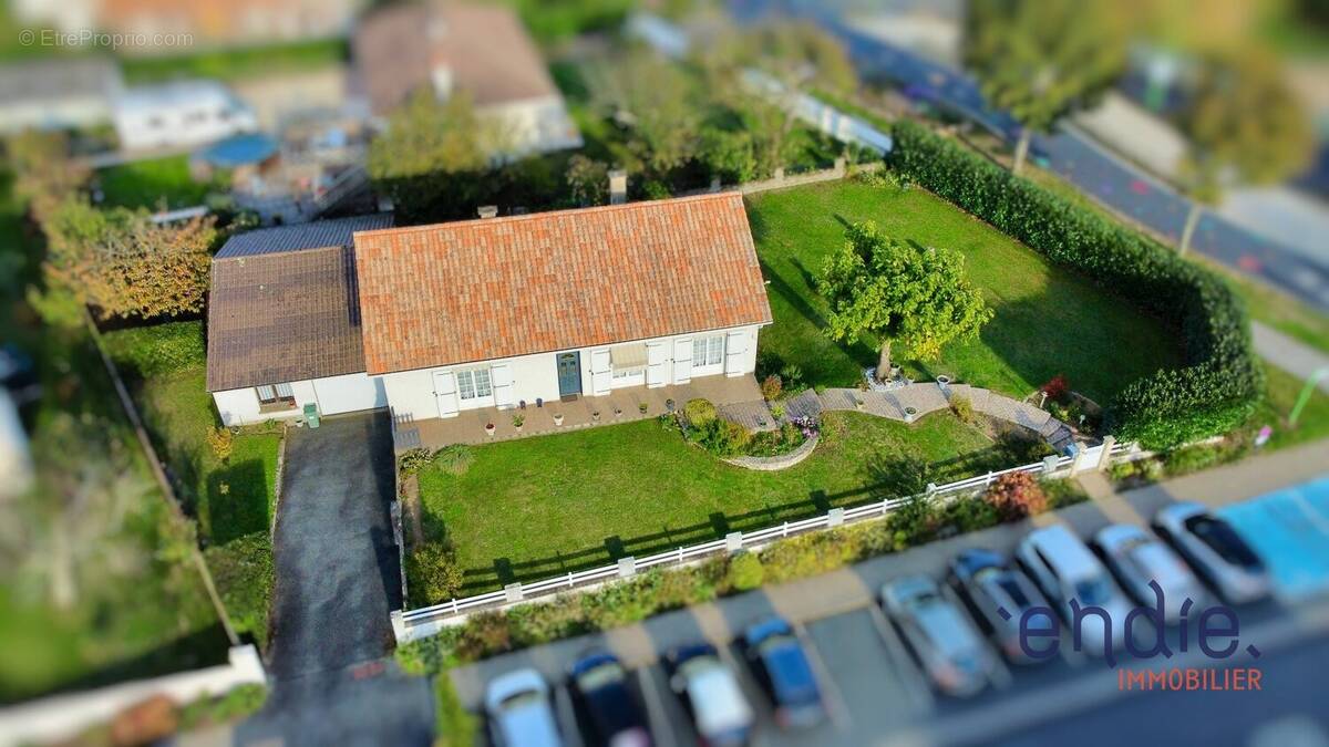 Maison à FONTAINE-LE-COMTE