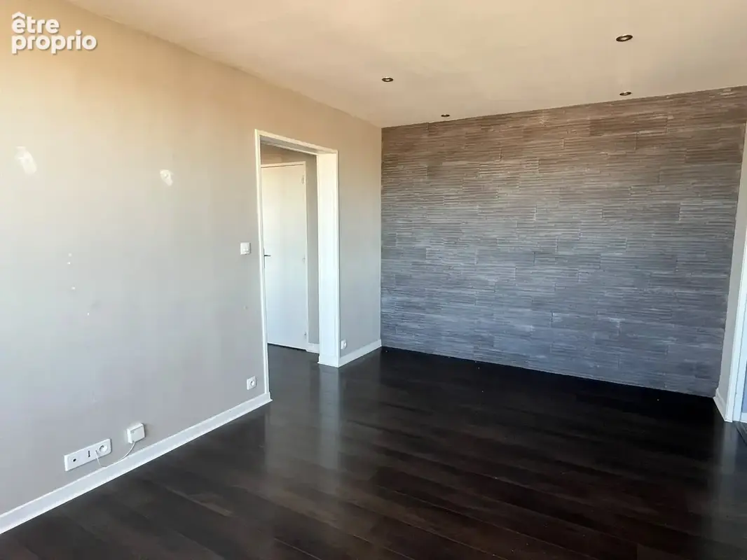 T4 lumineux avec balcon, cave et parking privé   10ème étage - photo 2