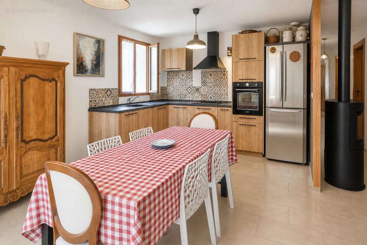Maison à MEOUNES-LES-MONTRIEUX