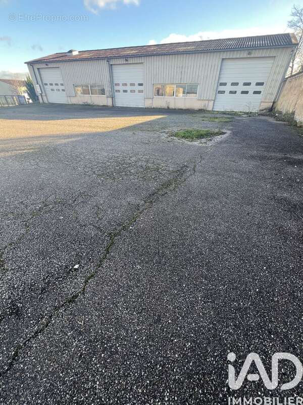 Photo 2 - Parking à NEUFCHATEAU