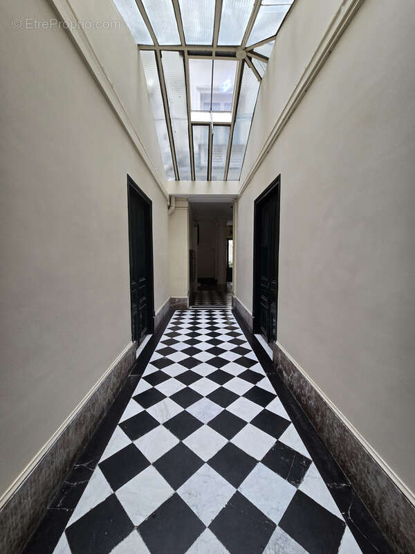 Commerce à PARIS-9E