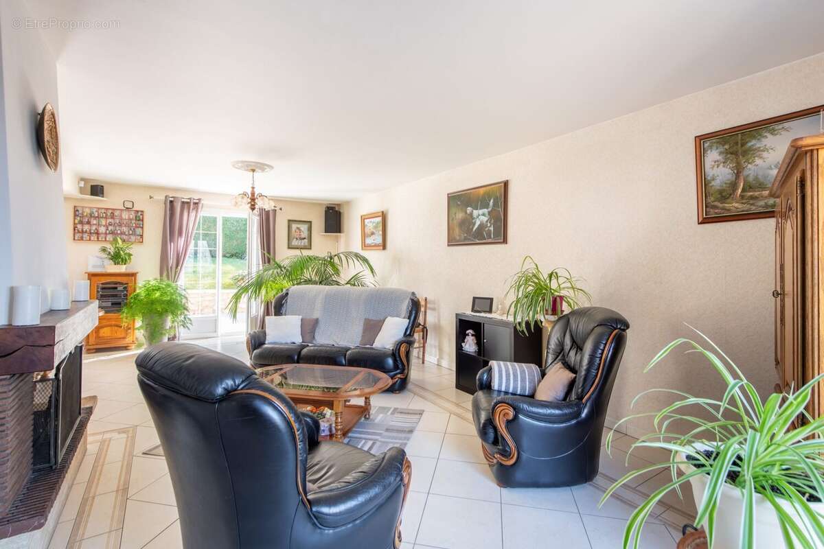 Maison à LES CLAYES-SOUS-BOIS