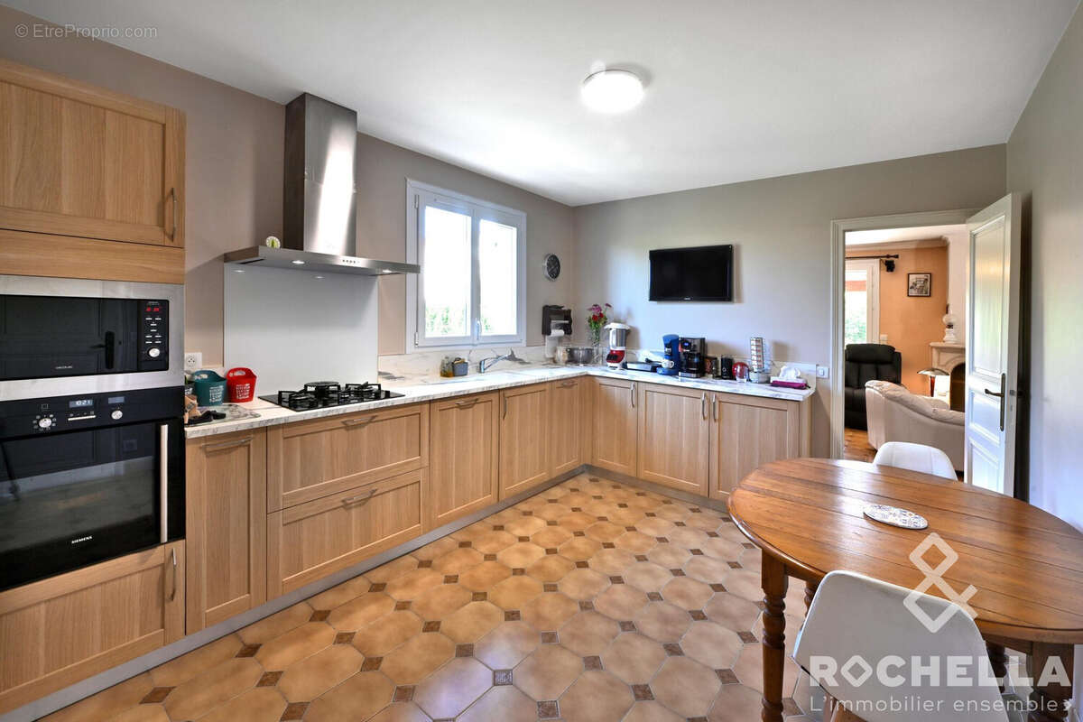 Maison 173 m² à La Vergne  - photo 4