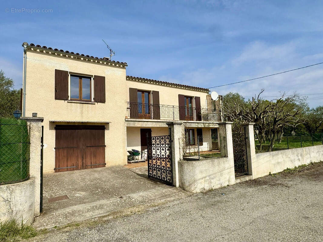 Dickjan POPPEMA d'eXp France vous propose une belle maison individuelle avec 4 chambres et une belle vue sur la Citadelle de Forcalquier - Maison à FORCALQUIER
