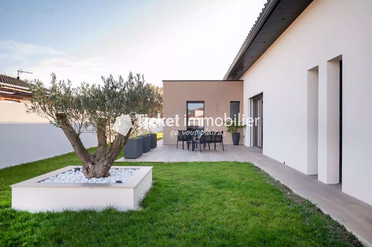 Maison à LA SALVETAT-SAINT-GILLES