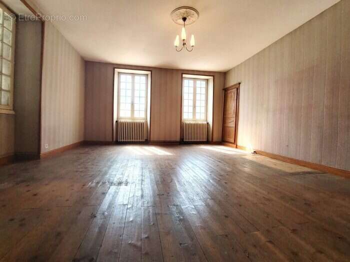 Chambre étage - Maison à CHATELUS-MALVALEIX