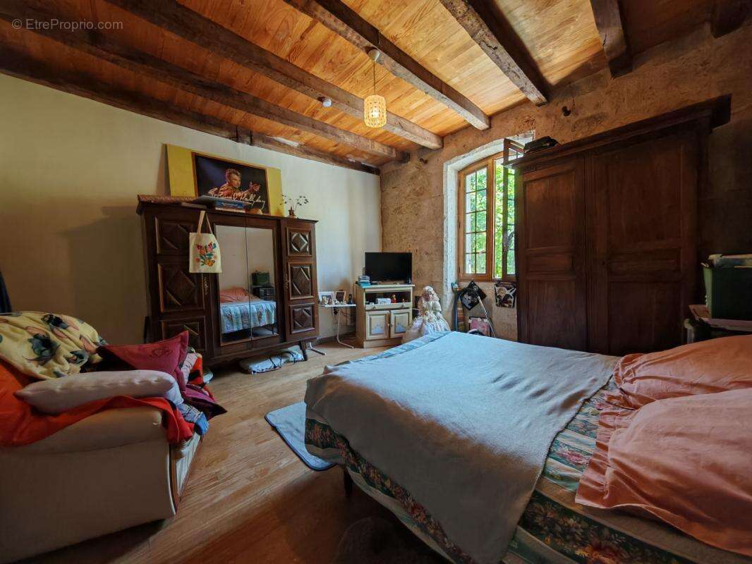 SOUS OFFRE ! RARE INVESTISSEMENT LOCATIF – Immeuble de rapport au cœur de FOURCÈS, l'un des Plus Beaux Villages de France - photo 4