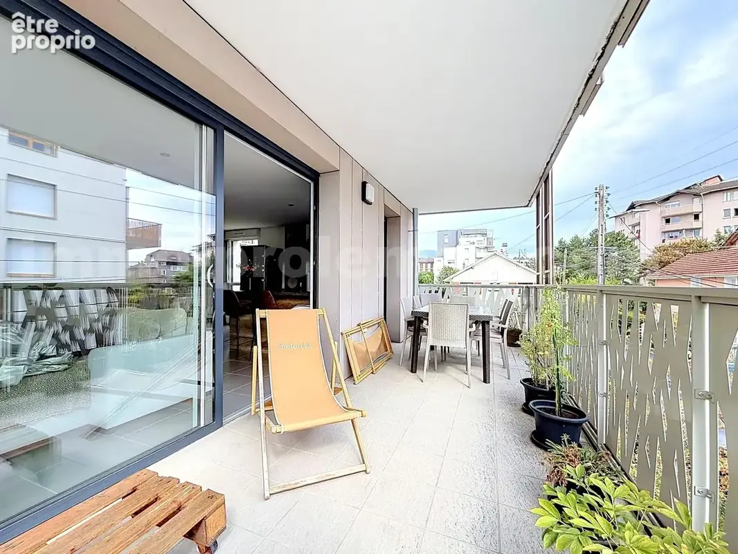 Appartement_T4_Annemasse_belle_superficie_proximitée_frontière_Suisse_tram_Ceva_direction_GENEVE_Frontaliers_Salon_Séjour_Salle_a_manger_Cuisine_balcon_