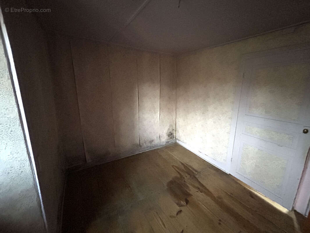 Maison à LA ROCHE-CANILLAC