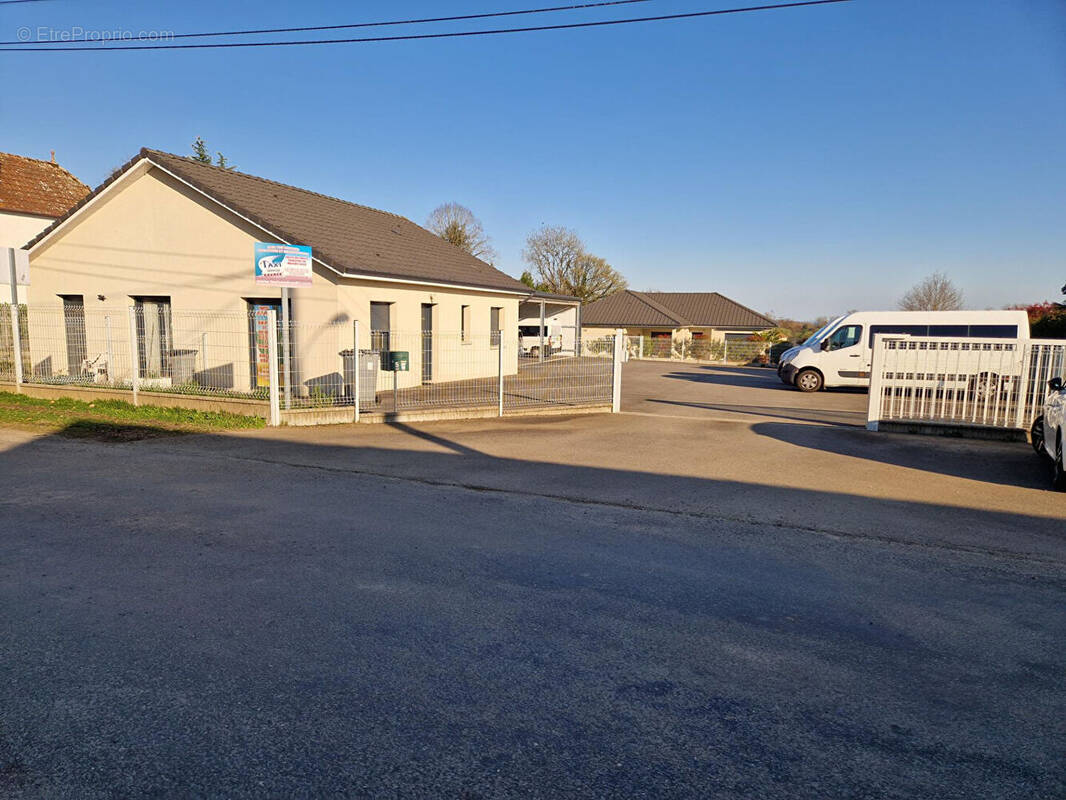 Commerce à MAGNAC-BOURG