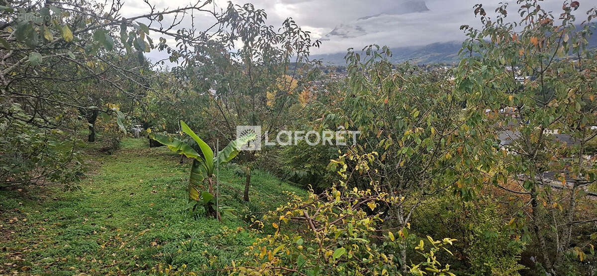 Terrain à CHALLES-LES-EAUX