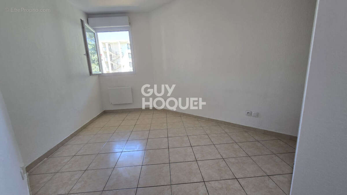 Lumineux T2 de 42m2 avec terrasse, garage, gardien et piscine. - photo 10