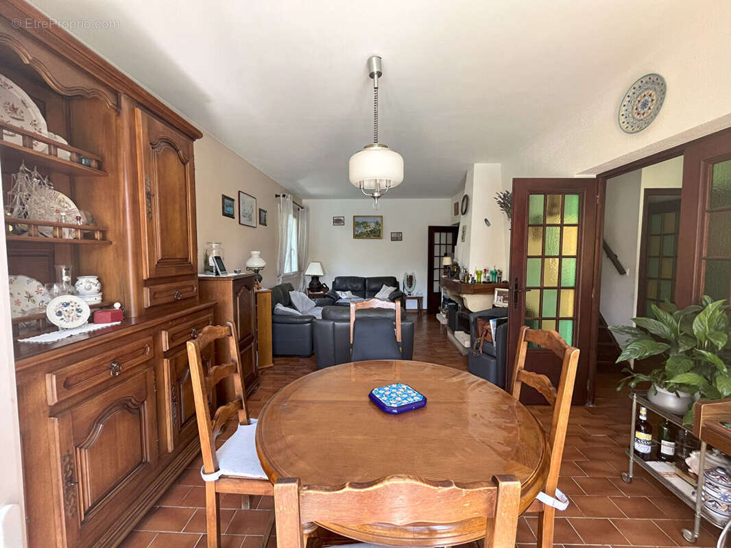 Maison à SAINT-MITRE-LES-REMPARTS