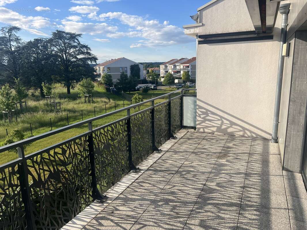 Appartement à MEYZIEU