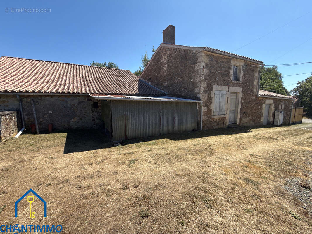 Maison ancienne avec terrain et dépendances - photo 2