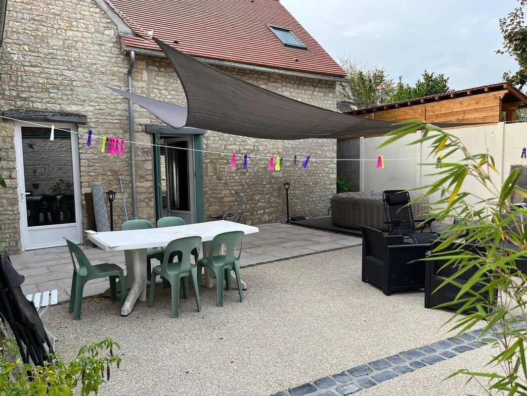 Maison à COURCELLES