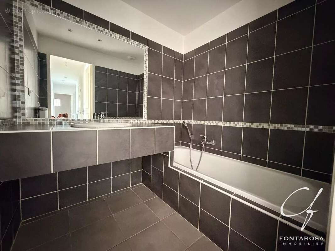 Appartement à ROQUEBRUNE-SUR-ARGENS