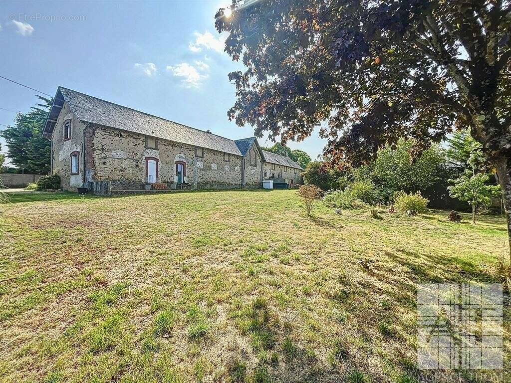 Maison à LONGUEFUYE