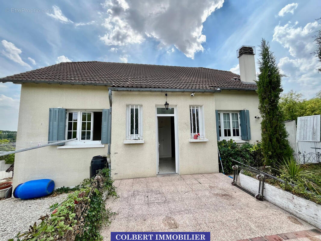 Maison à LAROCHE-SAINT-CYDROINE