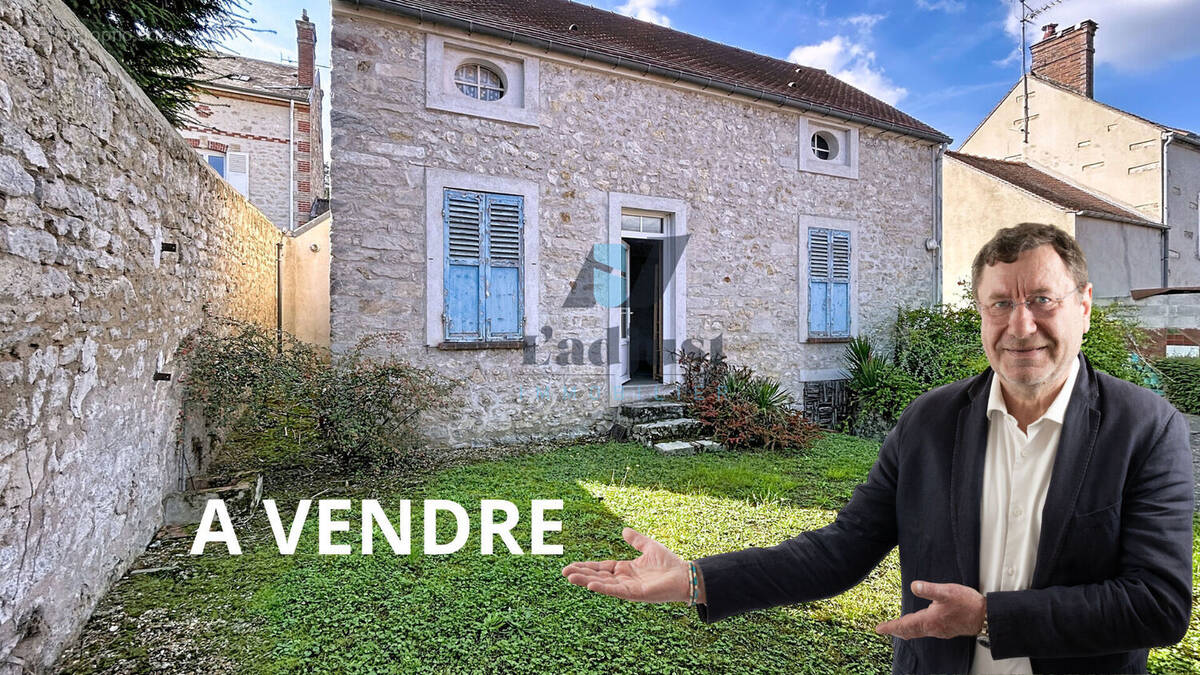 Commerce à SAINT-PIERRE-LES-NEMOURS