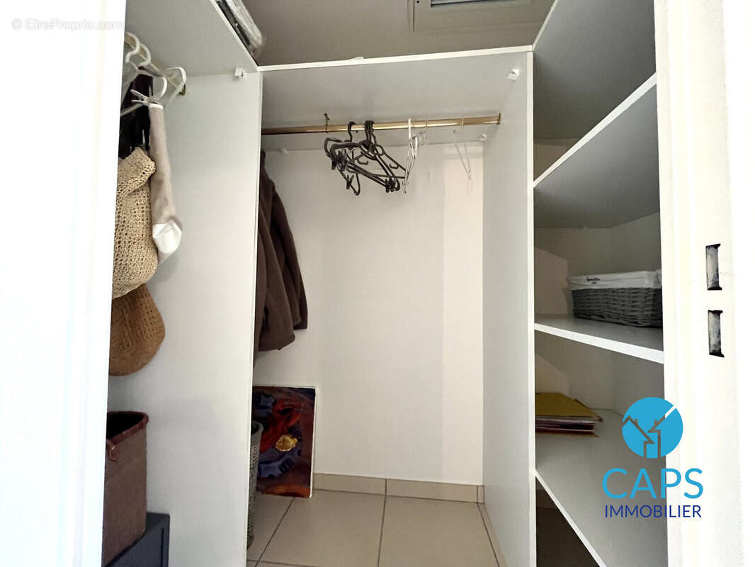 Chambre Rez-de-chaussée - dressing - Maison à GRIMAUD